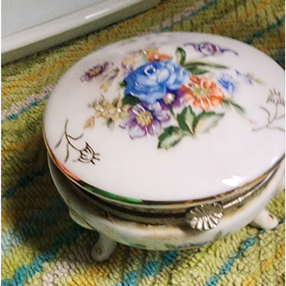 VINTAGE EUC HAND PAINTED NAPCOWEAR PORCELAIN TRINKET FOOTED BOX BLUE FLOWER